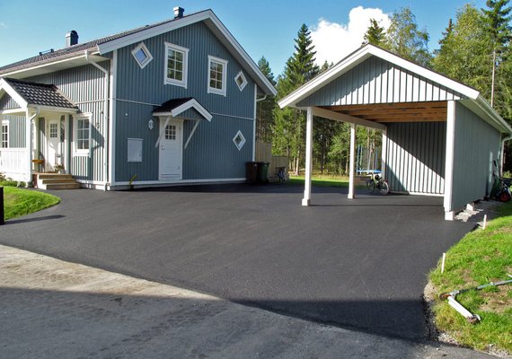 Liten carport med förråd