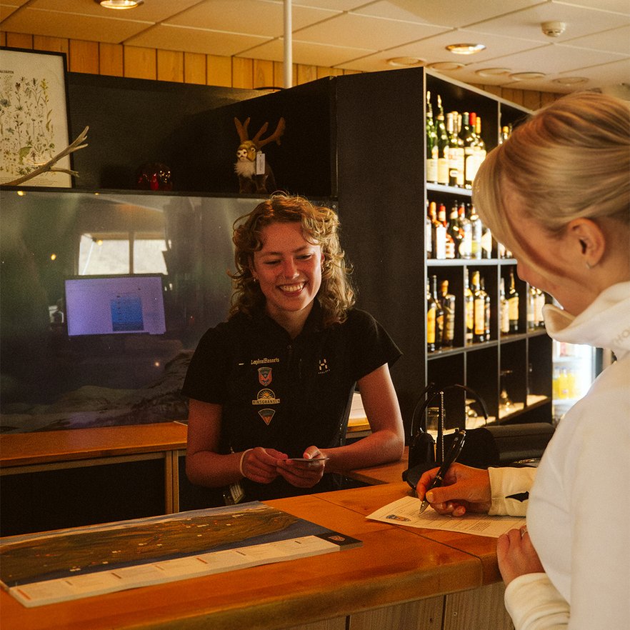 receptionist checkar in en g&auml;st