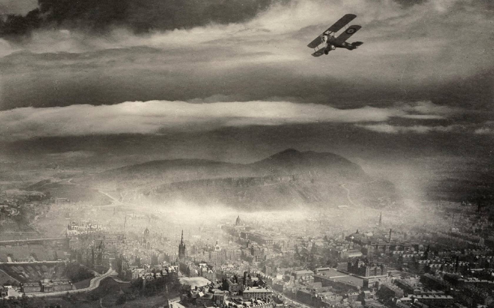 An aerial photo of Edinburgh taken by Alfred Buckham in 1920.