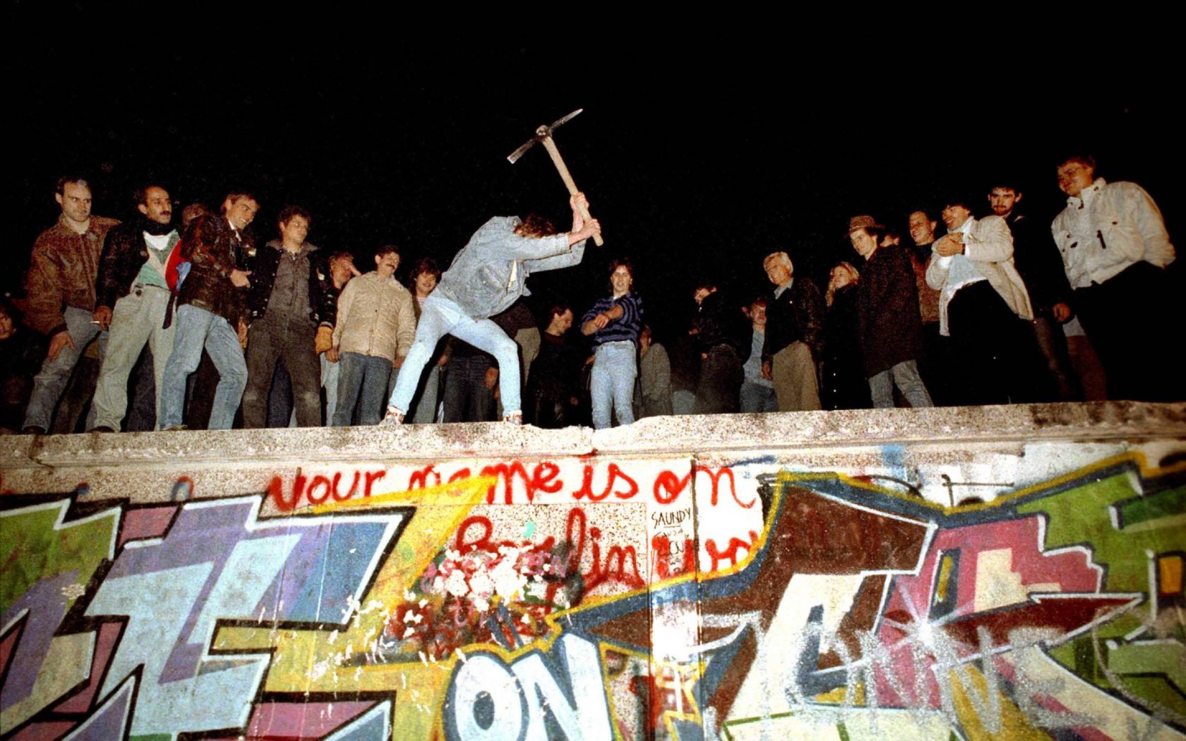 The fall of the Berlin Wall, 1989. Credit: Sueddeutsche Zeitung Photo / Alamy Stock Photo