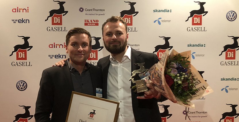 Personalkollens säljchef Robert Asplund och vd Niclas Lundell tar emot gasellpriset. Foto: Pressbild
