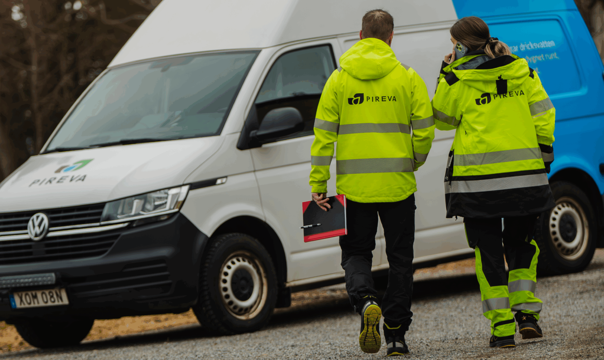 Tv&aring; personer i arbetskl&auml;der g&aring;r mot bil