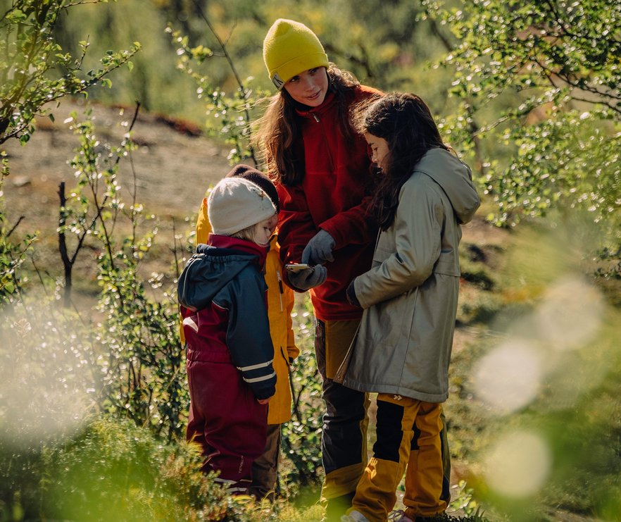 en mamma med sina d&ouml;ttrar letar efter en geocache