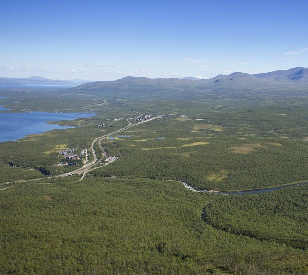 Abisko by på sommaren med Lapporten
