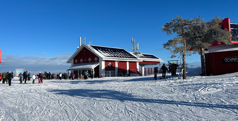 Sedan i december finns solceller på gondolhusets tak på toppen av Branäsberget. Foto: Pressbild