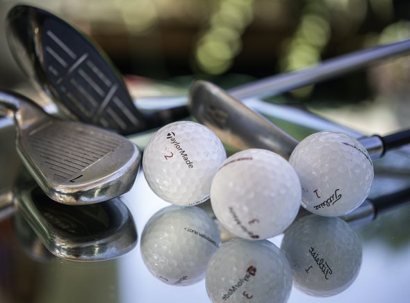 golfklubbor och golfbollar