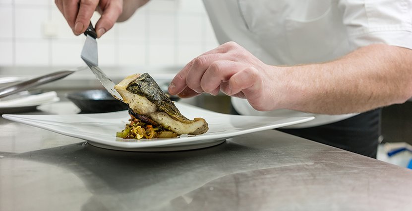 Allt fler YH-elever på hotell-, restaurang- och turismutbildningar får jobb i sin bransch. Foto: Colourbox