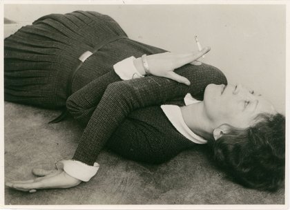 Grit Kallin-Fischer, Selbstporträt mit Zigarette, 1928, Bauhaus-Archiv Berlin.