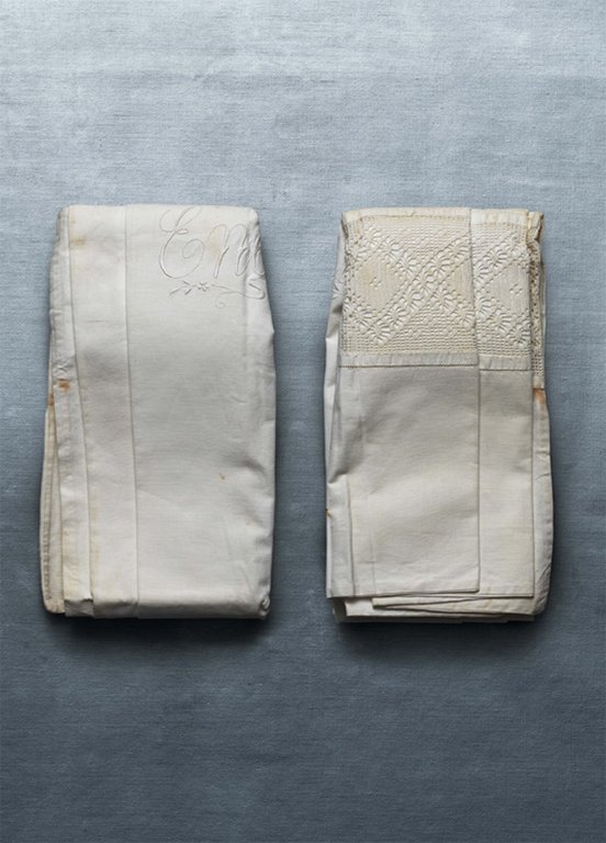 Gammalt sänglinne, varsamt vikt av Jovans mamma. 