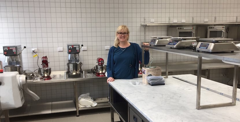 Den 25 januari invigs Stockholms Hotell- och Restaurangskolas nya chokladrum. Runt en miljon kronor har investerats i avancerad teknik och i tempererade marmorbänkar, berättar skolans rektor Anna Örjebo. 