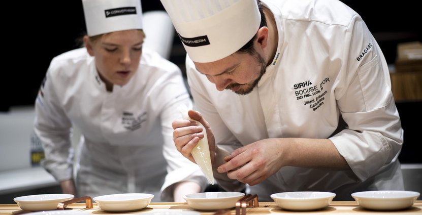 Kocken Jimmi Eriksson och commisen Thilda Mårtensson i tävlingsköket i Lyon, Bocuse d'Or 2023. Foto: Nicolas Reynaud