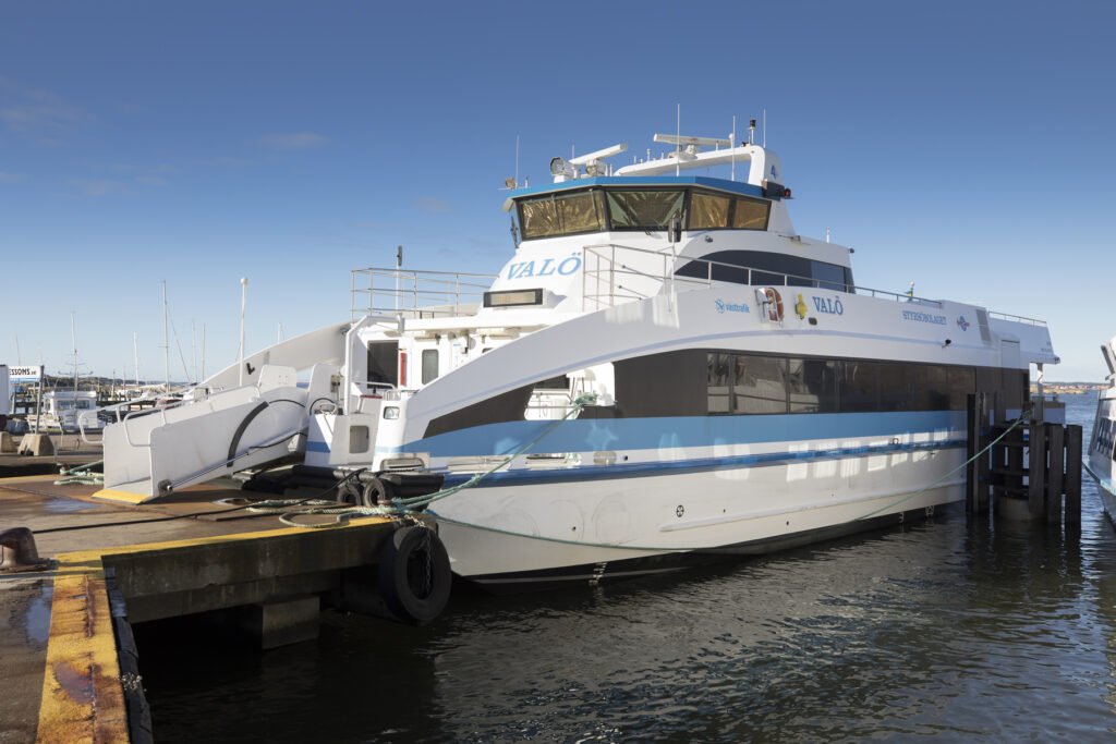 Styrsöbolagets färja Valö, skärgården, lägger till vid brygga.