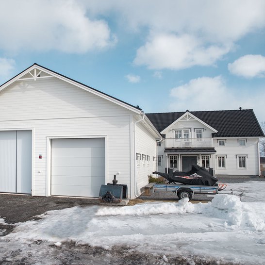 Maskinhall med portar på gavel