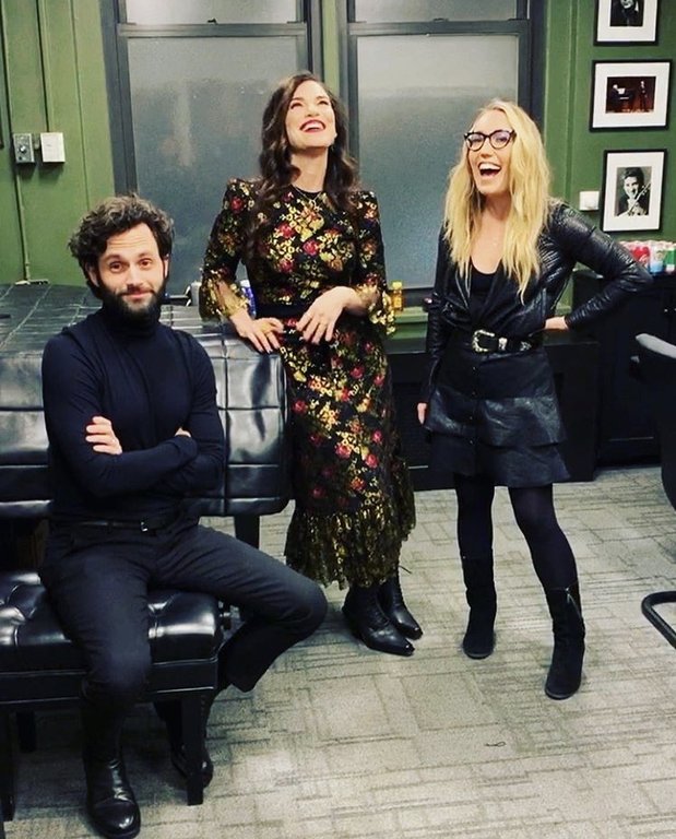 Caroline Kepnes (till höger) tillsammans med skådespelaren Penn Badley och Sera Gamble, en av skaparna till serien.