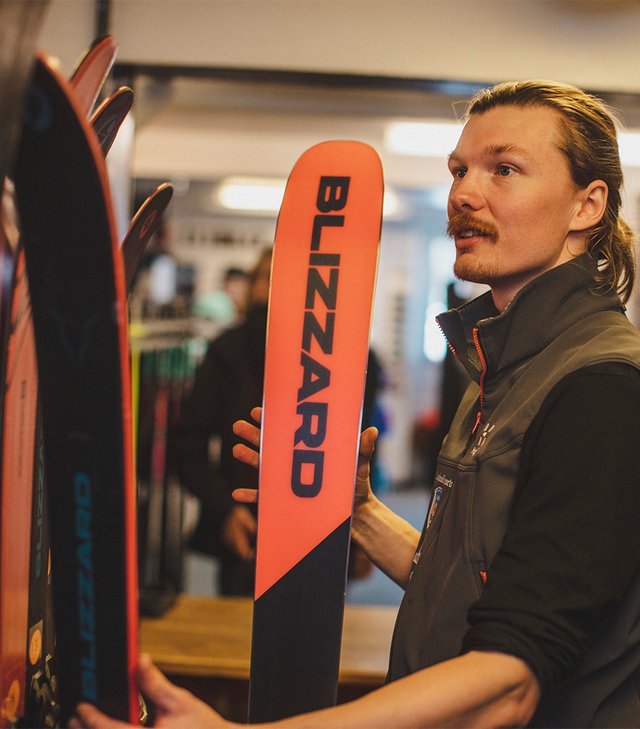 medarbetare i sportshopen tar fram ett par blizzard skidor