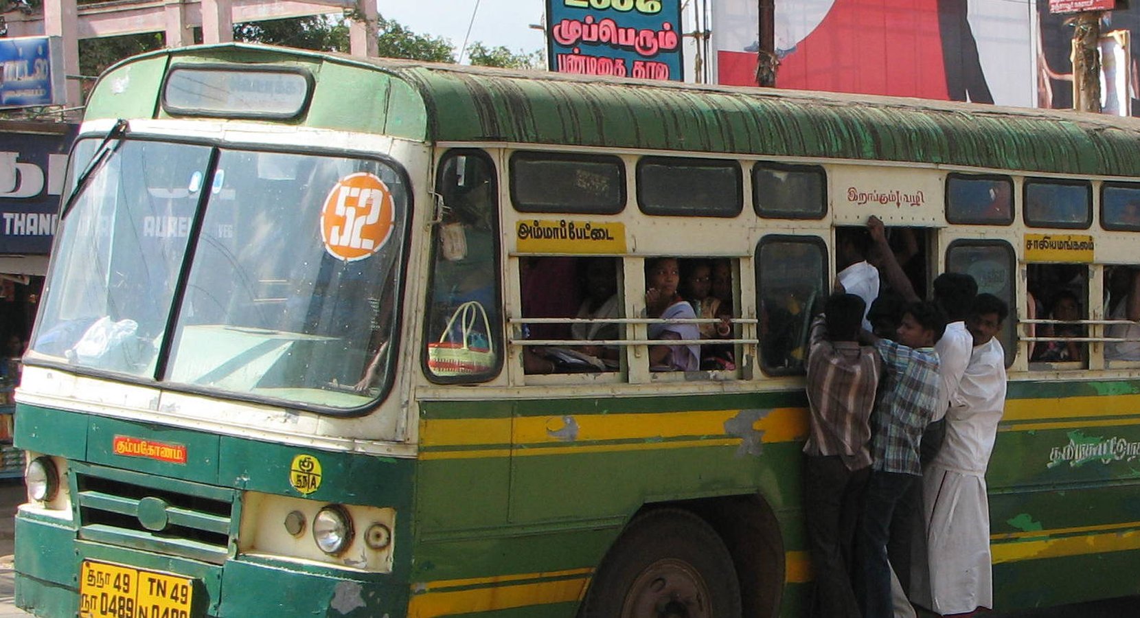 Buss i Indien. Bernard Gagnon Wikimedia commons (cropped)