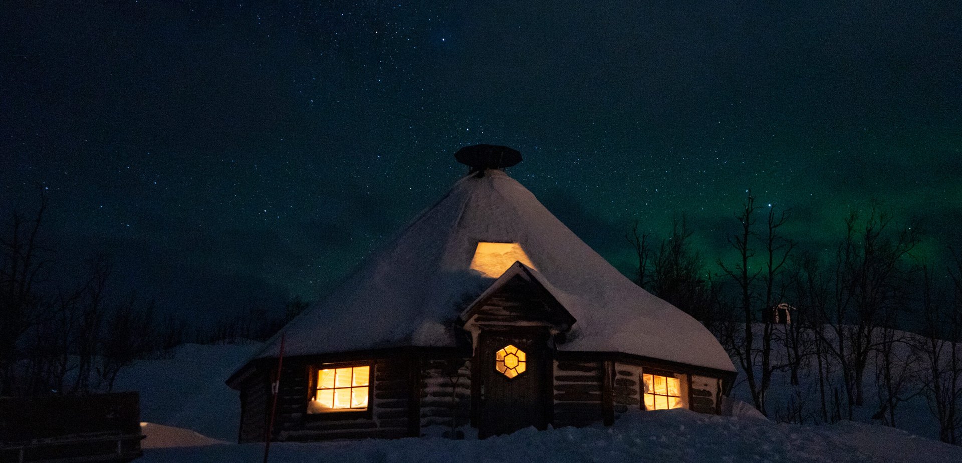 Rakkask&aring;tan under stj&auml;rnklar himmel och norrsken