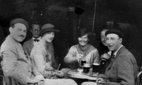Ernest Hemingway, Harold Loeb, Duff Twysden, Hadley Hemingway, Donald Ogden Stewart (partly hidden) and Pat Guthrie at a café in Pamplona, July 1925.