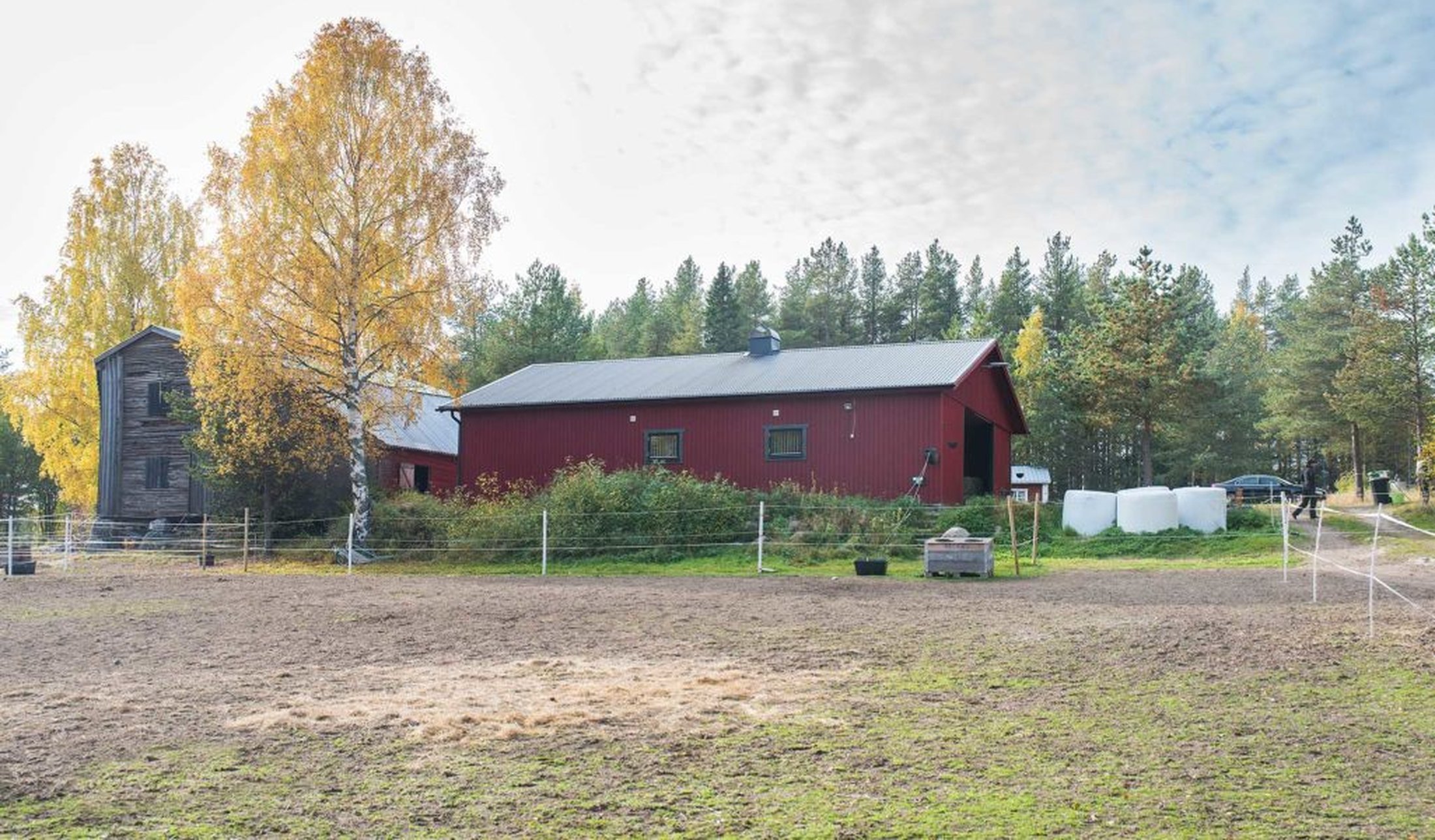 Rött stall med fyra boxar