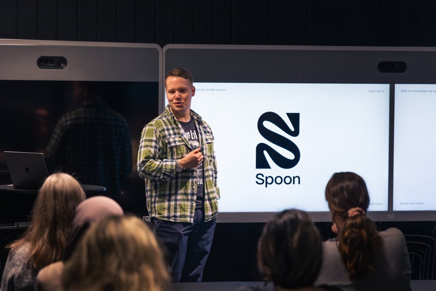 Innholdsrådgiver og performance spesialist Cato Olsen Birkestrand under Spoons frokostseminar for B2B.