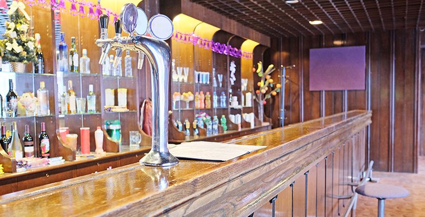 Det förlängda alkoholstoppet har lett till stor frustration hos sportbarerna. FOTO: Colourbox