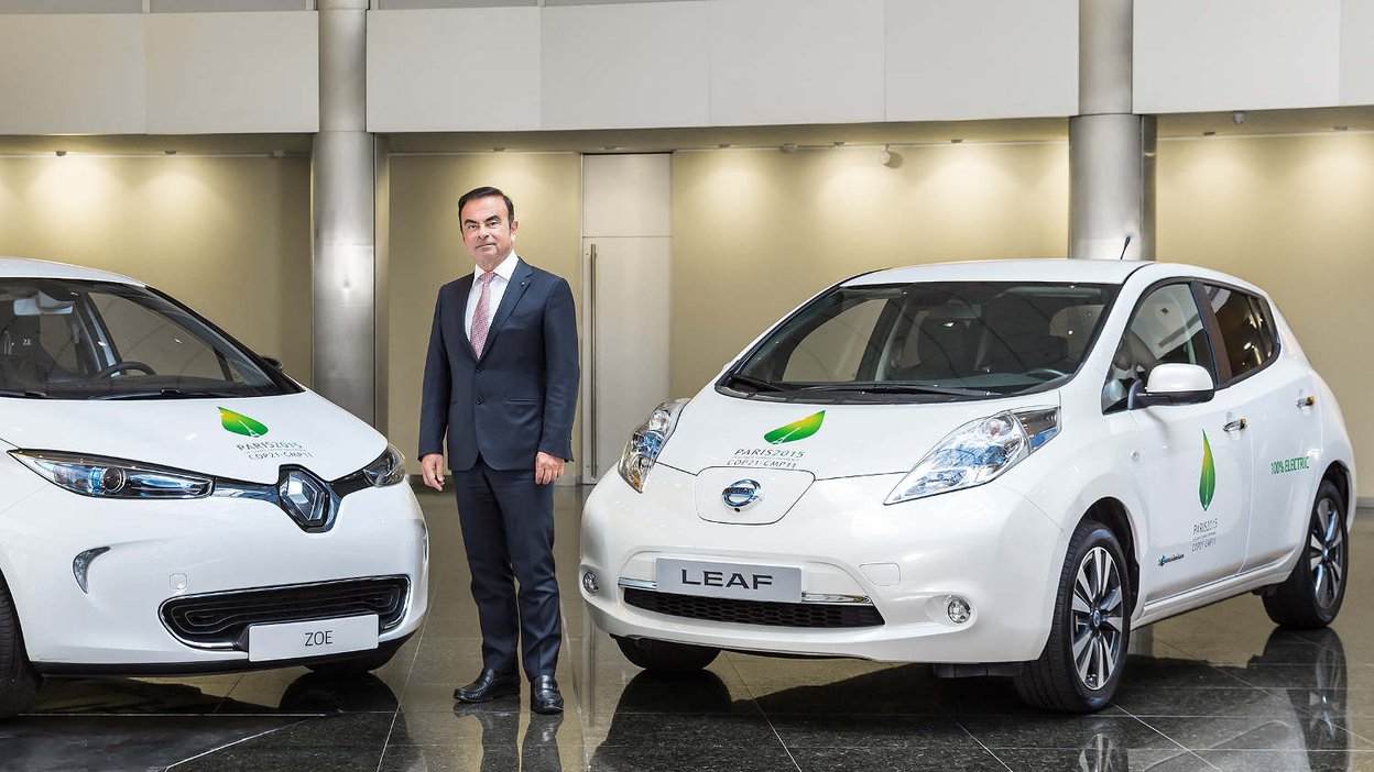 Renault Zoe (till vänster), Carlos Ghosn (i mitten) och Nissan Leaf (till höger).