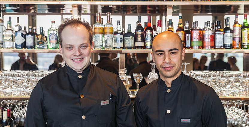 Två at 13 bar-ess. Samuel Yohannes, barchef, och kollegan Tobias Munthe. 