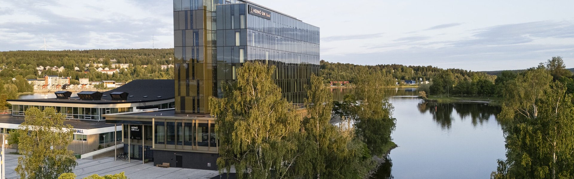 Hotellets entré, fasad och Södra sundet