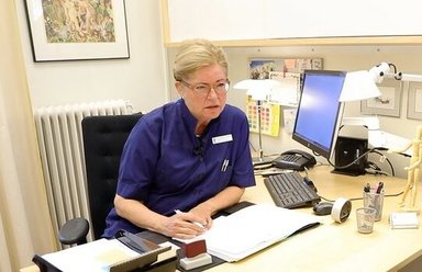 Läkare samtalar med patient.