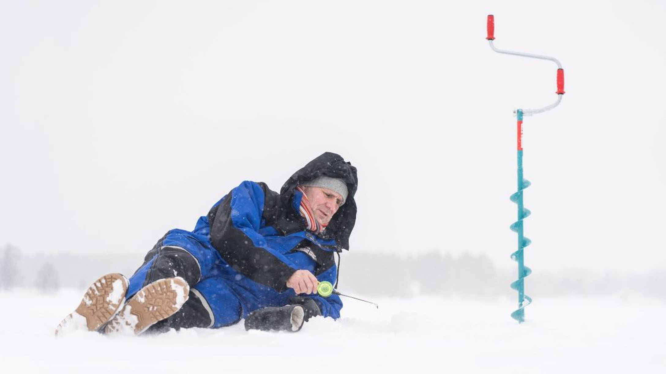 Ice fishing in Torne river