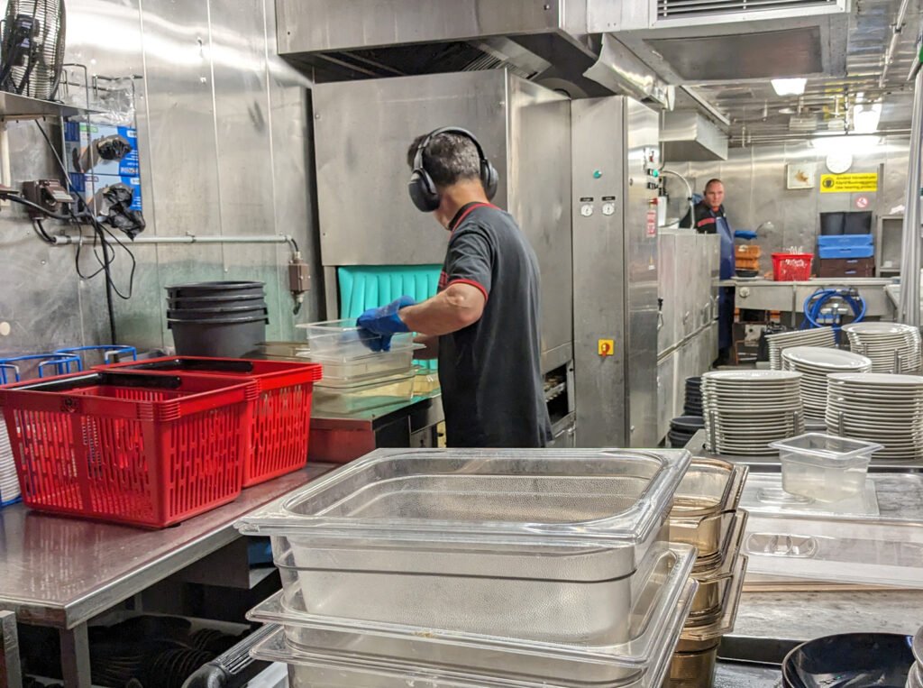 Många arbetsmoment inom intendenturen innebär ohälsosamma arbetsställningar, men åtgärder som arbetsrotation, tekniska hjälpmedel och förändrad arbetsteknik kan minska risken för skador.