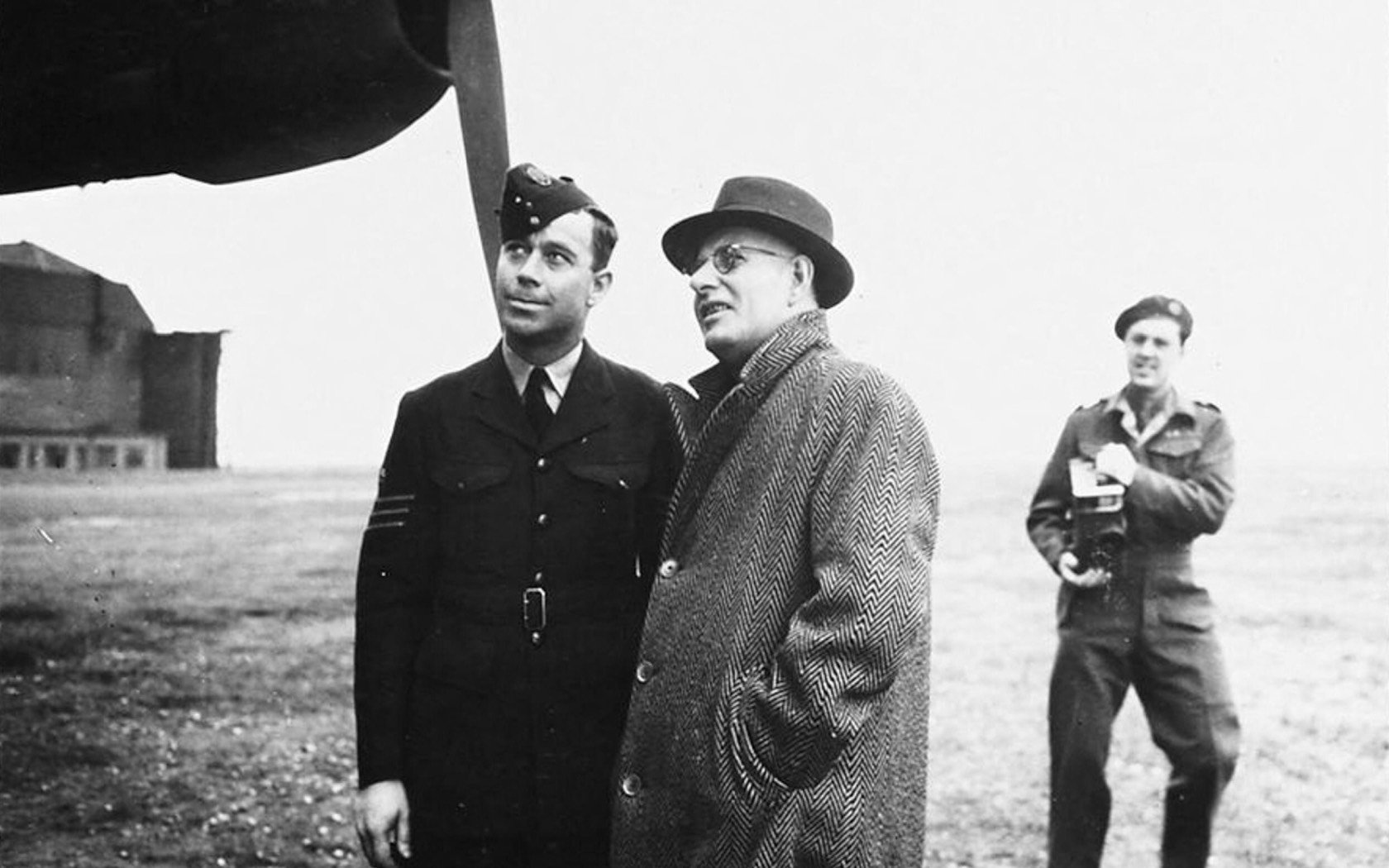 Australian Premier John Curtin talks with Flight Sergeant Harry Tickle, responsible for maintaining Lancaster bomber G for George, 1944, RAF. Credit: piemags/ww2archive