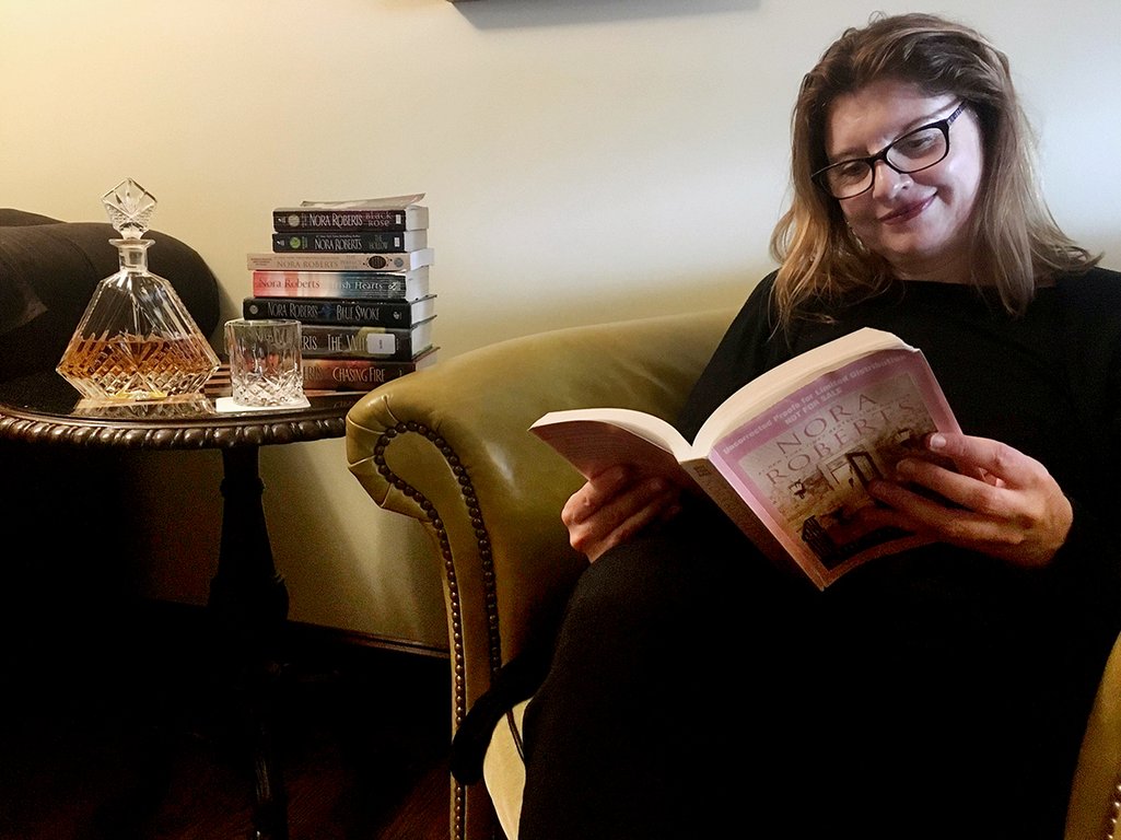 I salongen på Inn BoonsBoro finns självklart en romancebok att läsa. 