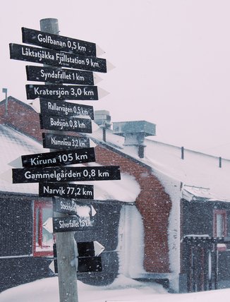 tr&auml;skyltar med distansh&auml;nvisningar