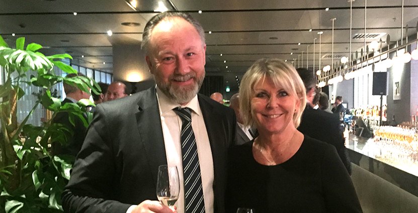 Eva Östling med sin efterträdare Jonas Siljhammar. 