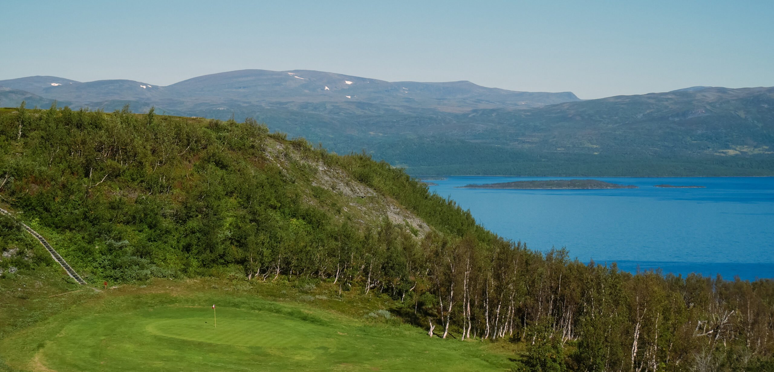 green p&aring; golfbanan med Tornetr&auml;sk i bakgrunden