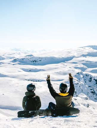 tv&aring; personer har g&aring;tt med splitboard upp p&aring; toppptur
