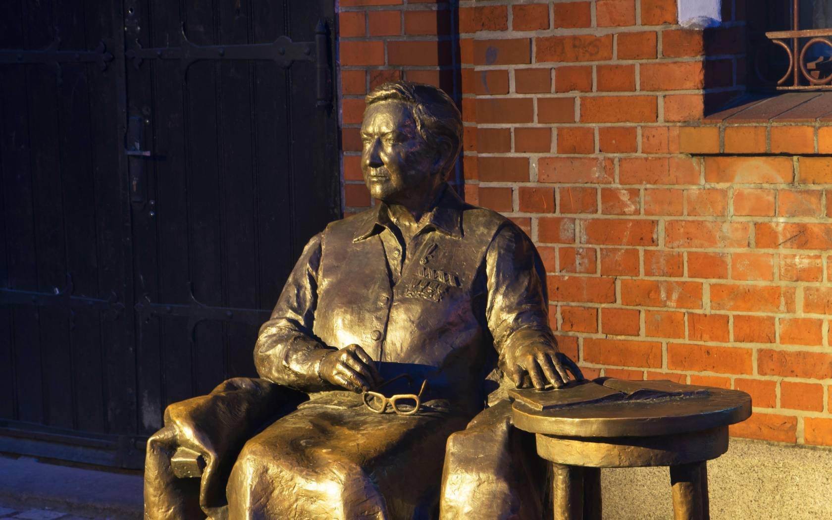 Monument to Elzbieta Zawacka, Agent Zo.