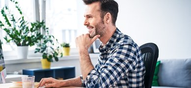 En man arbetar vid datorn