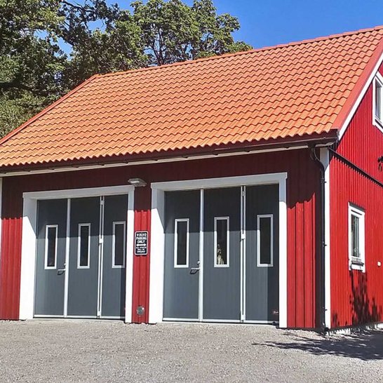 Maskinhall med två vikportar