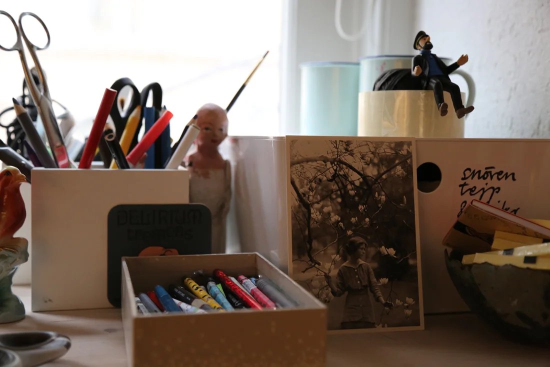 På hyllan ovanför Stina Wirséns arbetsplats ryms pennor, foton och småprylar.