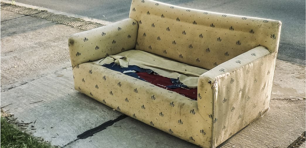 Trasig soffa på gatan
