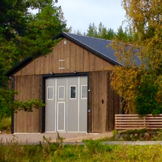 Maskinhall i harmoni med naturen