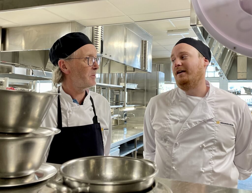 två män i ett kök