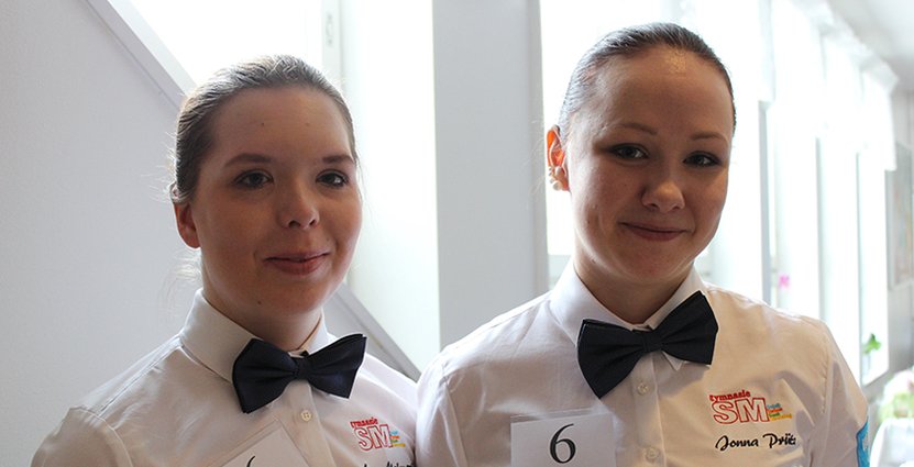 Två stolta tävlanden. Matilda Karneborg och Jonna Prütz från Bessemerskolan i Sandviken. 