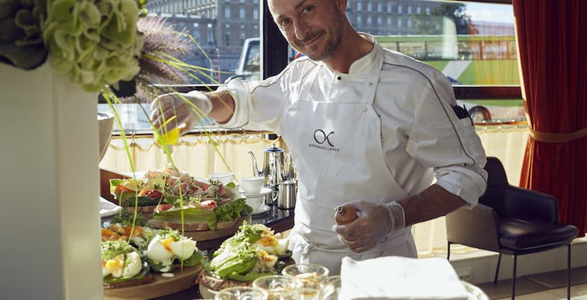 Operakällaren tar till vara på sitt gastronomiska rykte. Hovtraktör Stefano Catenacci är köksmästare. 