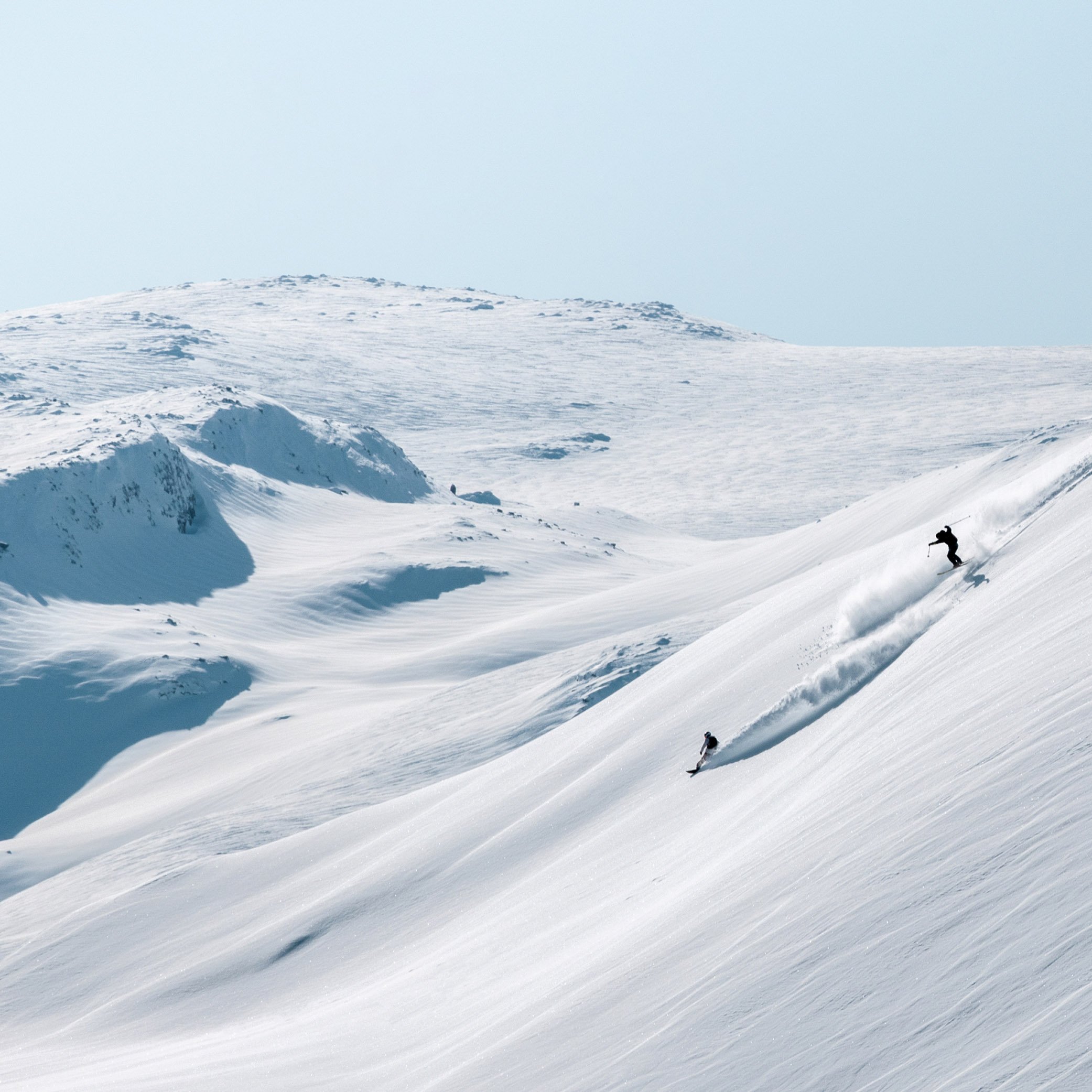 tv&aring; skid&aring;kare &aring;ker offpist &ouml;ver sn&ouml;t&auml;ckta fj&auml;ll