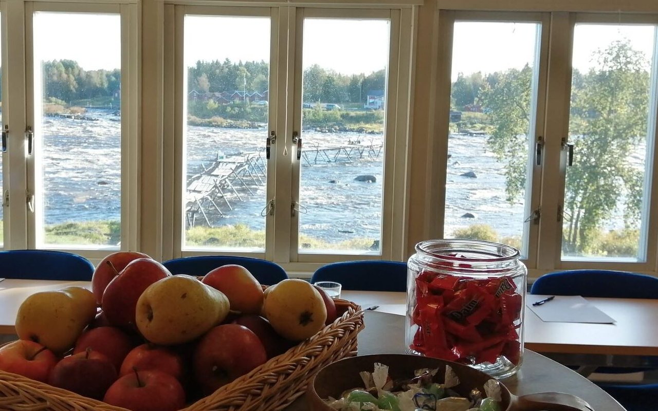Konferens rum med utsikt till älven och Finland