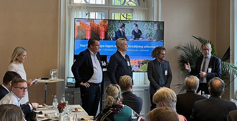 Från vänster dagens moderator Emma Carlström, Peter Schölander, kommunordförande i Höganäs, EU-rättsexperten Joakim Zander, Victor Dahl från Kullabergs vingård samt Visitas chefsjurist Stefan Lundin. 