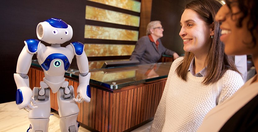 På ett av Hiltons hotell utanför Washington checkar gästerna in hos roboten Connie. Den är Connie är döpt efter hotellkedjans grundare Conrad Hilton. Foto: Pressbild, Hilton